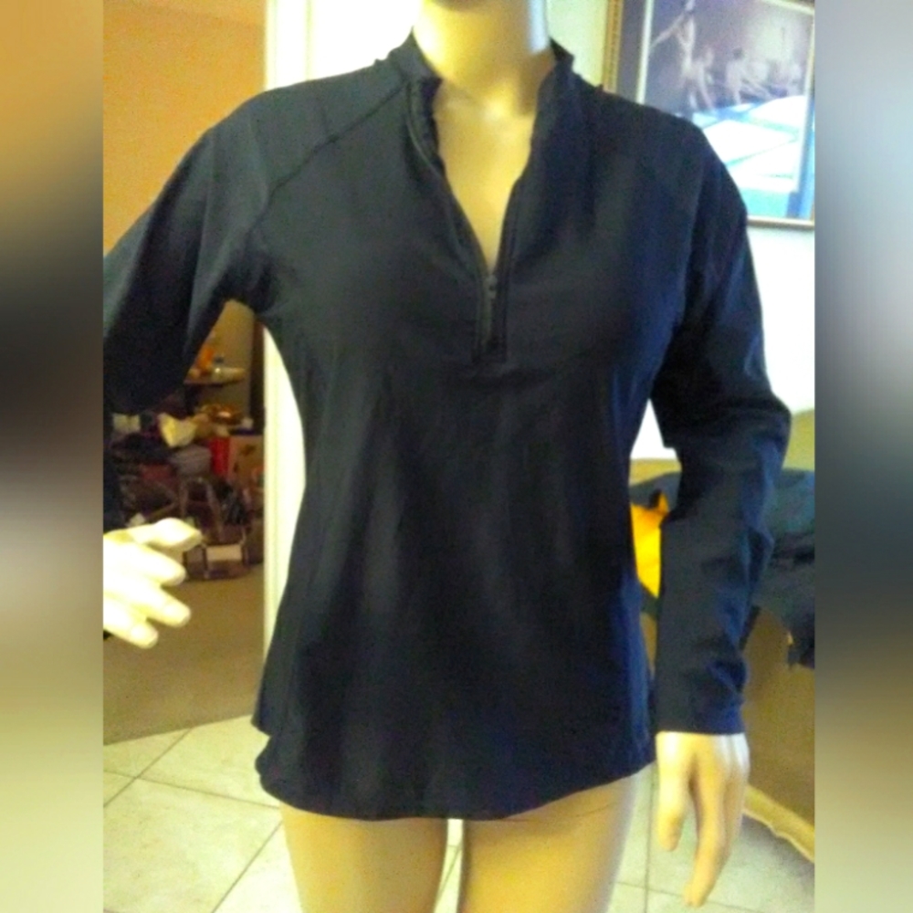 BNWOT BLACK ATHLETIC TO LONG SLEEVE , BUILT IN BRA EXTREME STRETCH ZIPPER 1/4 lg